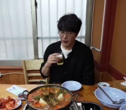 성시경 술잔 들고 있는 모습